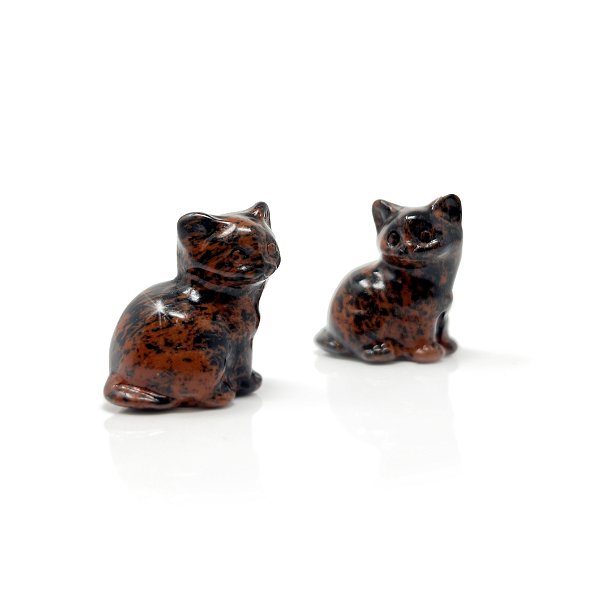 Closeup photo of Mahogany Obsidian Sitting Cat Carving