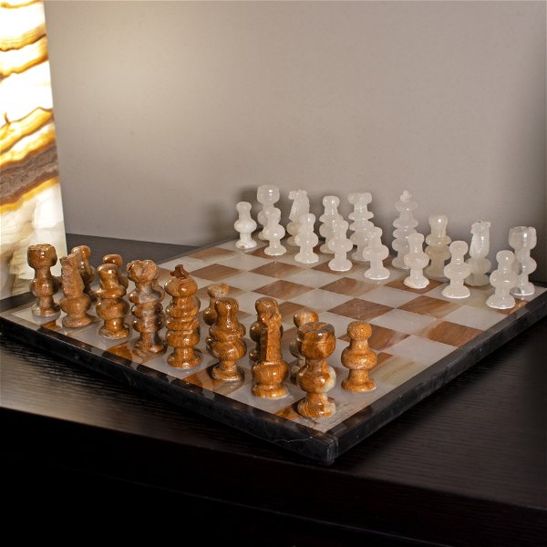 Closeup photo of Onyx Chess Set Talan / White With Black Border