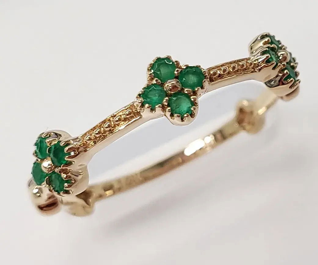 14KWG 12 EMERALDS 0.24CT "CLOVER" STACKABLE BAND 14KWG 12 EMERALDS 0.24CT "CLOVER" STACKABLE BAND