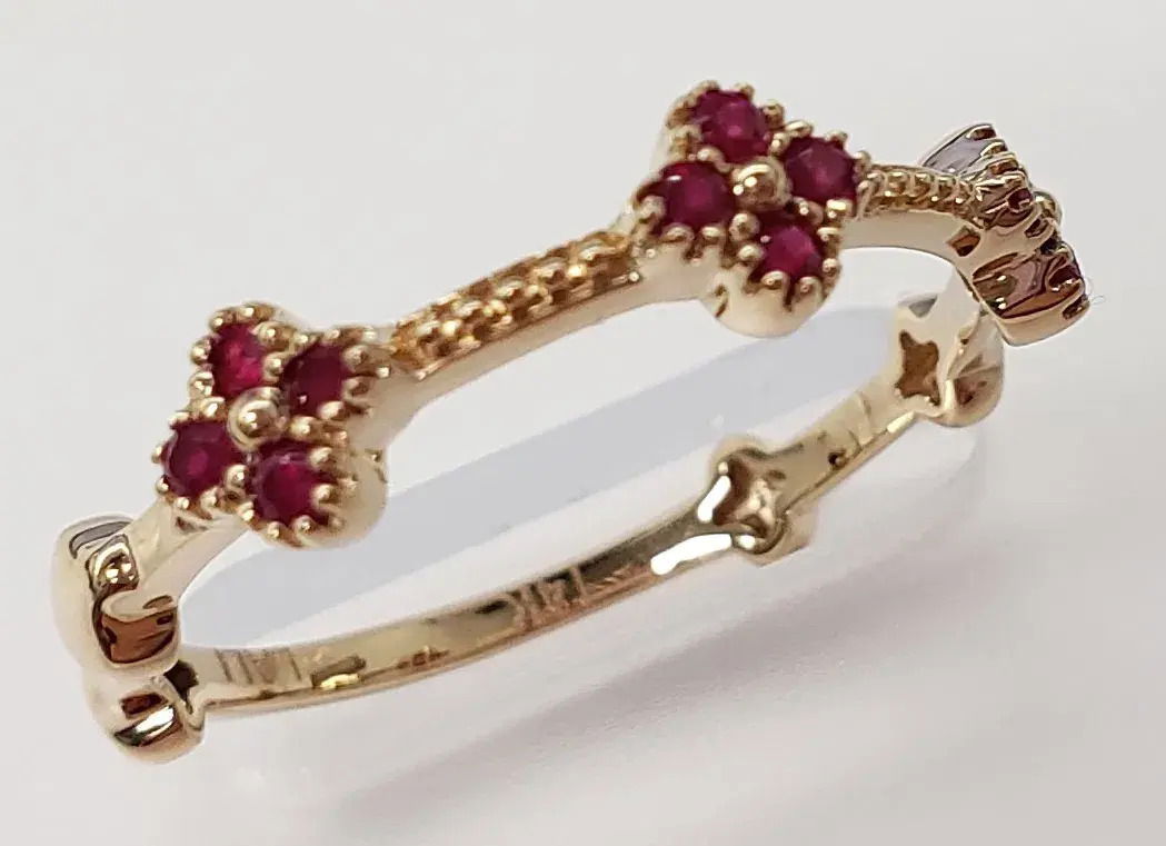 14KYG 12 RUBIES 0.24CT "CLOVER" STACKABLE BAND 14KYG 12 RUBIES 0.24CT "CLOVER" STACKABLE BAND