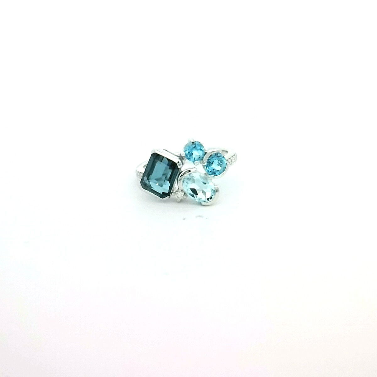 14KWG 3.08CTW BLTPZ & 9 DIA'S FASHION RING 14KWG 3.08CTW BLTPZ & 9 DIA'S FASHION RING