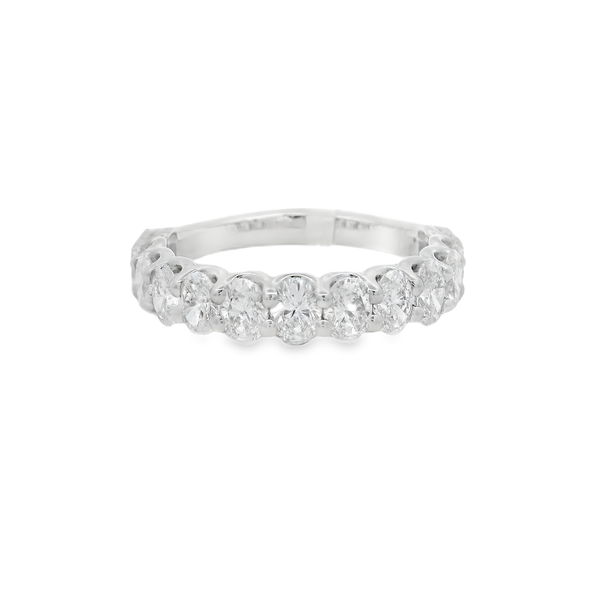 Closeup photo of 14KWG 13 OVAL DIAMONDS G/VS2 2.00CT SHARED PRONG BAND