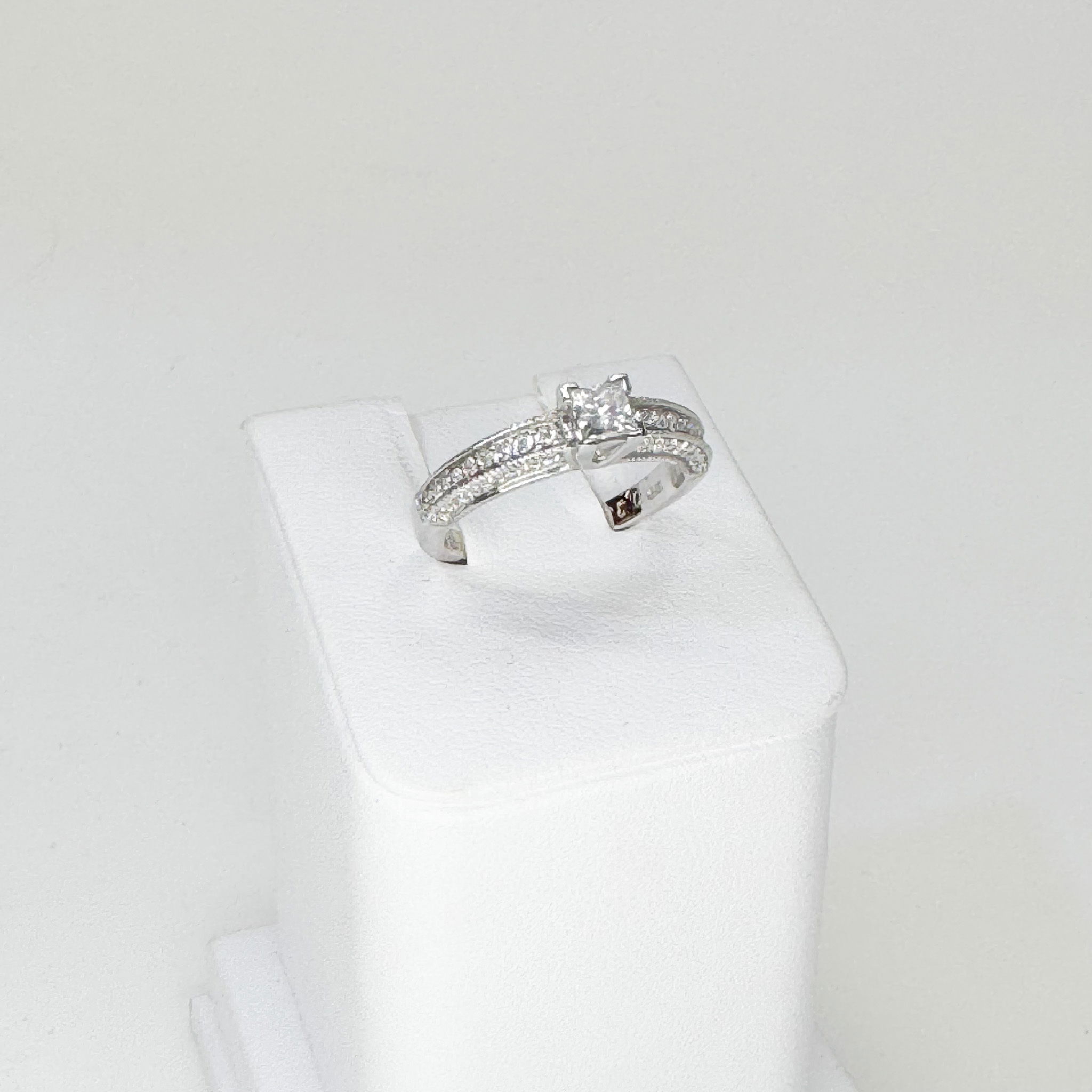 18W Dia.0.33ct. Center F/SI2