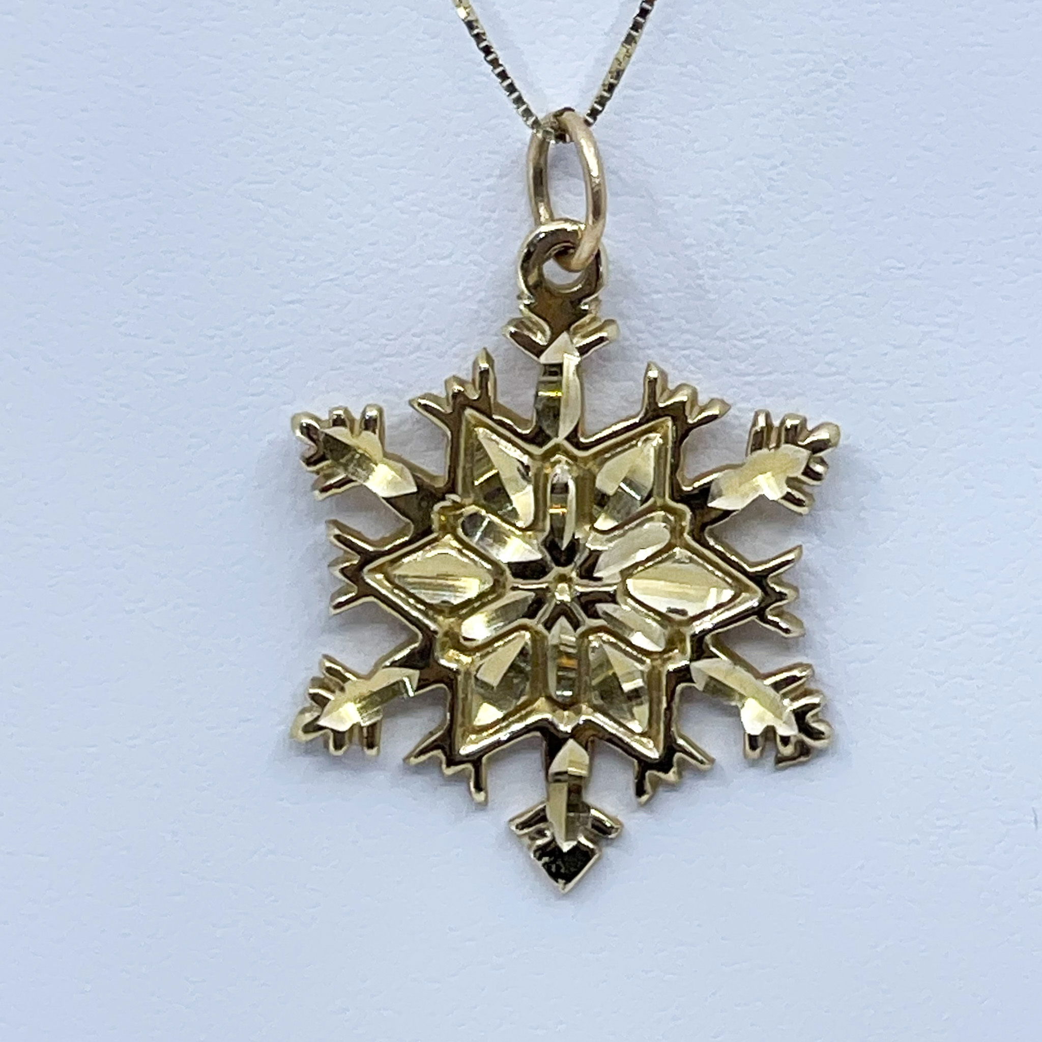 14ky large diamond-cut Snowflake Pendant