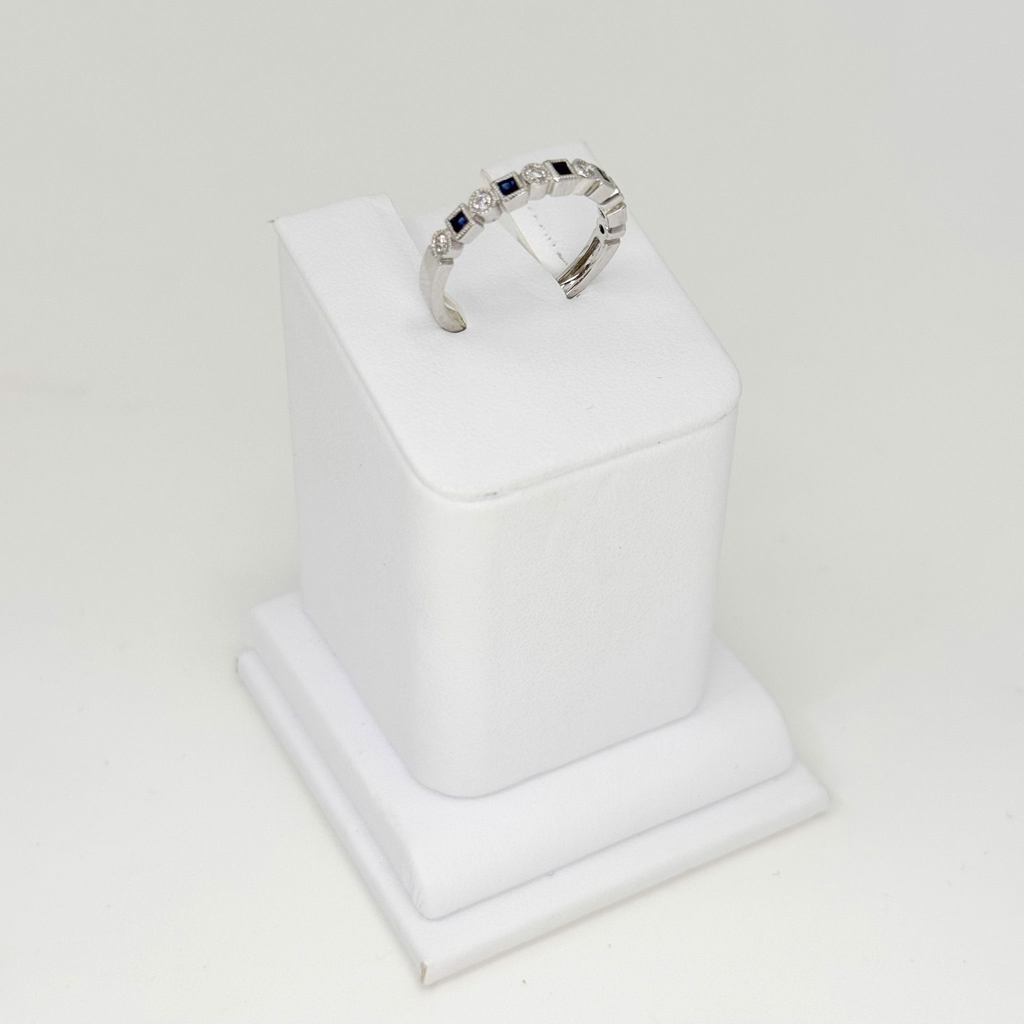 14kw 0.19ct sapphire, 0.11ct diamond