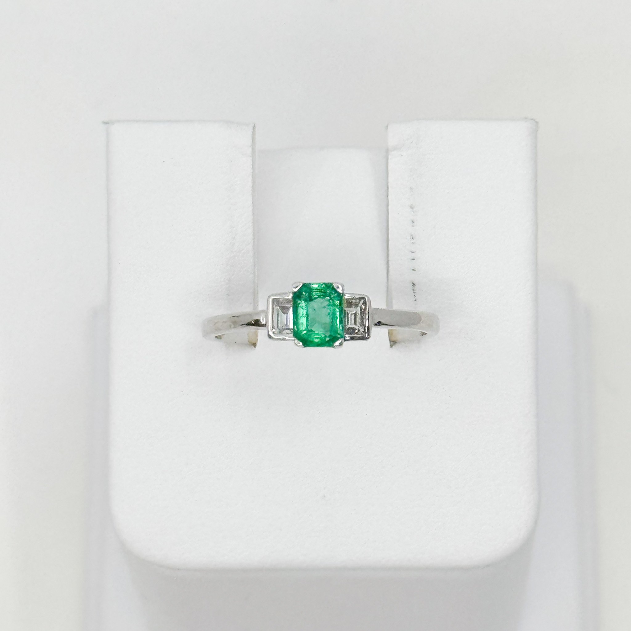 Emerald and diamond ring, 2 baguette 0.16ct, emerald 0.60ct, 14kw