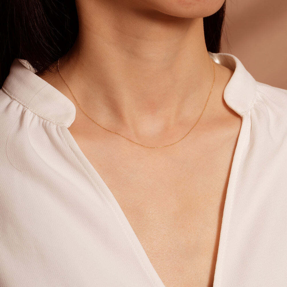A classic dainty chain is all you need for your favorite charm, or to wear alone as a simple layer in your neck mess. Available in 16" with a two inch extender to get the perfect length for you look.Material: 14K Solid GoldChain Length: 16inches.Extension chain: 2inches LYNN | Cable Chain -16"