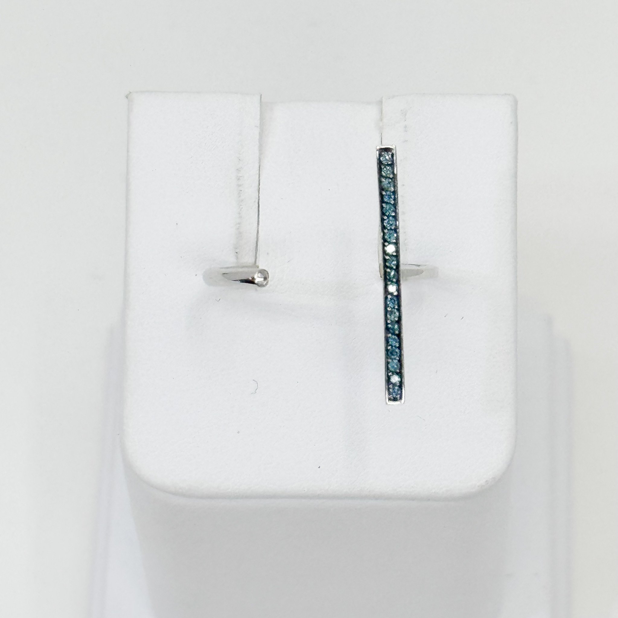 18kw .1ct Blue Diamond Bar Ring
