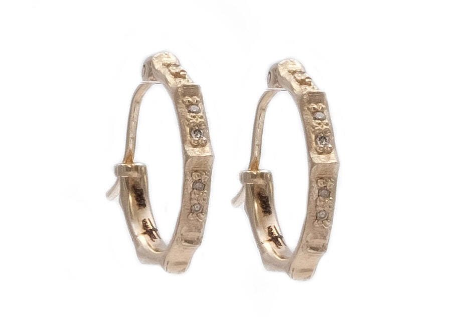 This stunning pair of 14K Rose Gold Hoop Earring offers serious sparkle with a cluster of 0.07TCW champagne diamonds, perfect for the chic, on-the-go girl who loves a sophisticated style. The round, 16mm hoop is a timeless silhouette that will work with any outfit. Whether you're looking for a glamorous addition to your everyday look or a show-stopping piece to take your outfit up a notch, these sparkly hoop earrings are the perfect fit. Huggie Hoop Earrings