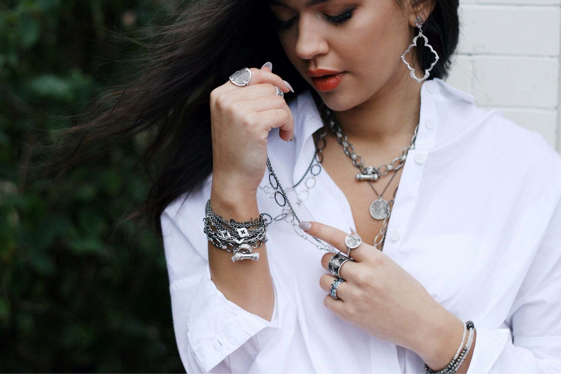 This stunning pair of Sterling Silver Open Frame Dulcinea Scroll Earrings with White Sapphires and Champagne Diamonds (0.75 TCW) will add a bit of sparkle to your look this Christmas! The delicate scrolls feature a stunning combination of white sapphires and champagne diamonds, which will add just the right amount of glamour to your look. The earrings have a classic design that will appeal to all styles and they are guaranteed to arrive before Christmas, so you can be sure to wear them this holiday season. Dulcinea Statement Earrings