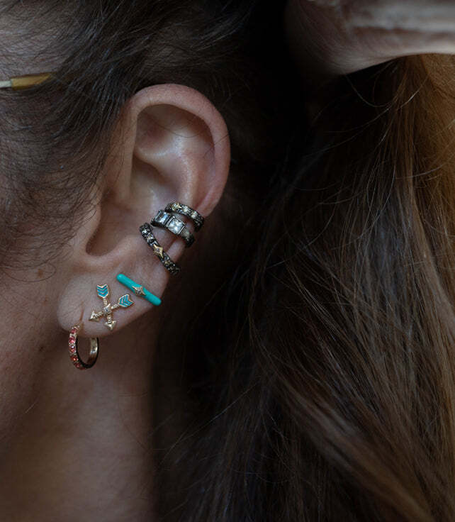 Showcase your sophisticated style with these stunning 14k Rose Gold and Blackened Rhodium Finish Sterling Silver Crivelli Bar Turquoise Enamel Studs that feature subtle 0.02TCW Champagne Diamonds for a touch of sparkle. The earrings have a unique Crivelli Bar design and are finished with a beautiful Turquoise enamel for a luxurious look. Measuring 12.7mmx2.53mm, these earrings are perfect for everyday wear or special occasions. Add this eye-catching piece to your jewelry collection for a hint of sophisticated glamour. TURQUOISE ENAMEL BAR STUD EARRINGS