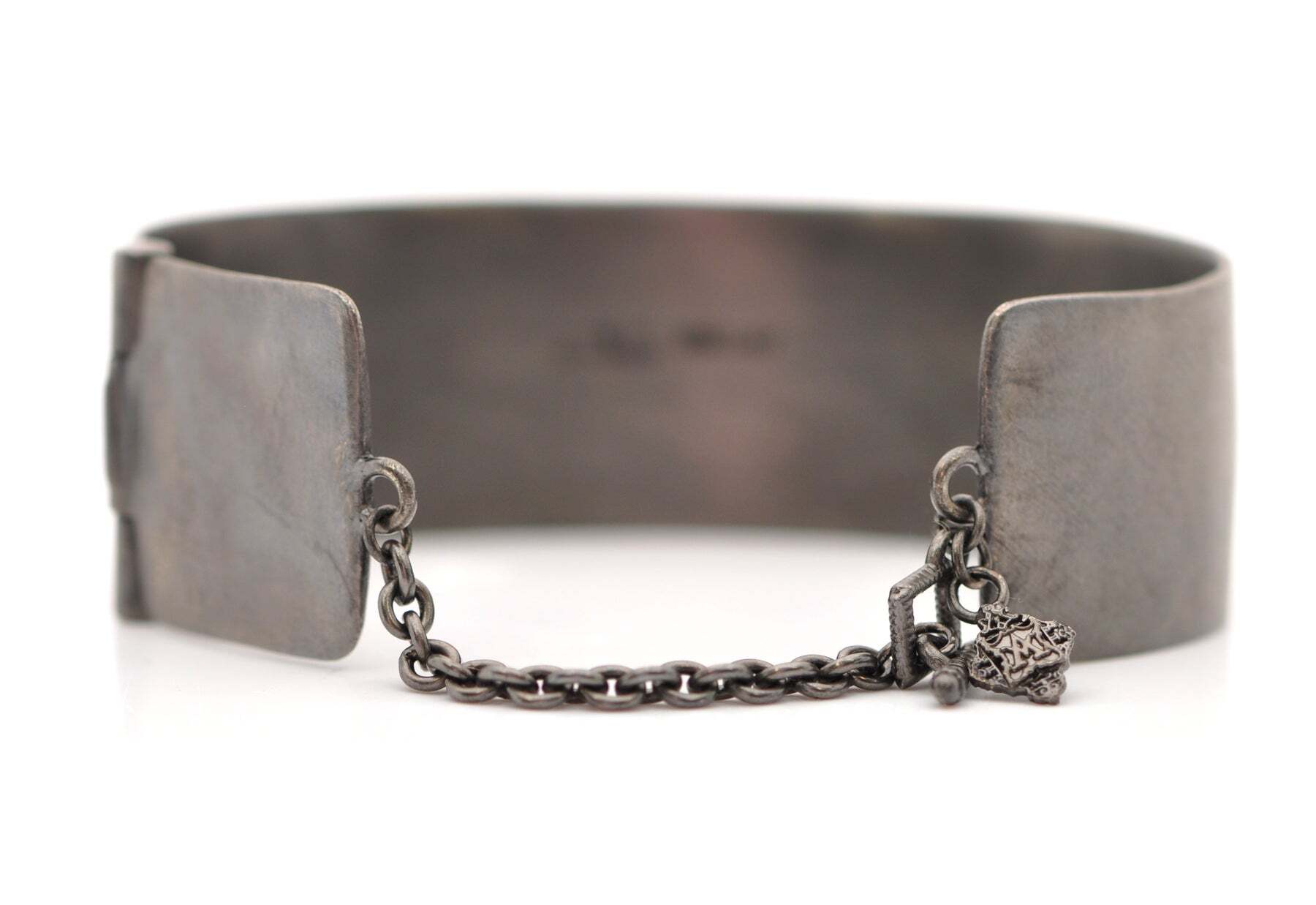 This beautiful 14k Rose Gold and Blackened rhodium finish Sterling Silver cuff is a unique and stylish piece of jewelry. It features an arrow and crivelli kick design, complemented by the gleaming white pearls, black sapphires, and 0.20TCW champagne diamonds. A safety chain with toggle closure ensures that this cuff will remain securely on your wrist. Its width of 20mm makes it a gorgeous and eye-catching statement accessory. ARROW AND CRIVELLI WIDE KICK CUFF BRACELET