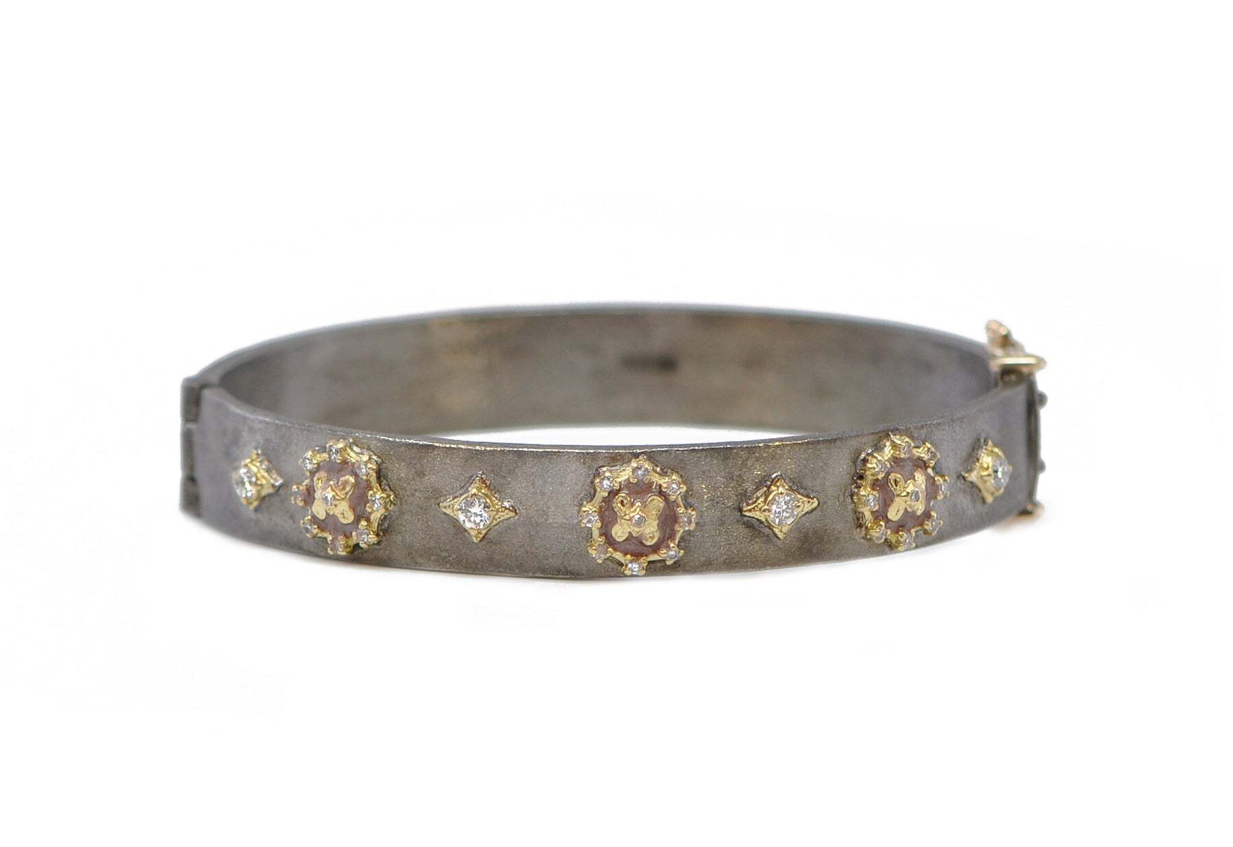 Introducing the 18k Yellow Gold and Grey Sterling Silver Crivelli Huggie Bracelet with 0.41 CT White Diamonds. Perfect for any occasion, this eye-catching bracelet has a unique modern design that will make you stand out from the crowd. Crafted from luxurious yellow gold and grey sterling silver, this bracelet features an intricate texture, adorned with 0.41 CT white diamonds that add a touch of glamour and sparkle. An ideal gift to show your love and appreciation, this timeless piece is sure to be treasured by its lucky recipient. MOODY MAUVE ENAMEL CRIVELLI HUGGIE BRACELET