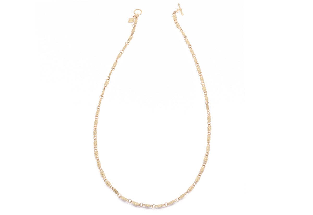 This exquisite 18K Yellow Gold 20" Petite Butterfly Link Necklace is a unique and stunning piece of jewelry. The beautiful 18K yellow gold chain features delicate butterfly links, which will add a touch of elegance to any look. The 20" length and petite design makes it perfect for everyday wear, or for pairing with your favorite dress. This stunning necklace will be a timeless and treasured addition to any wardrobe. Butterfly Link Necklace