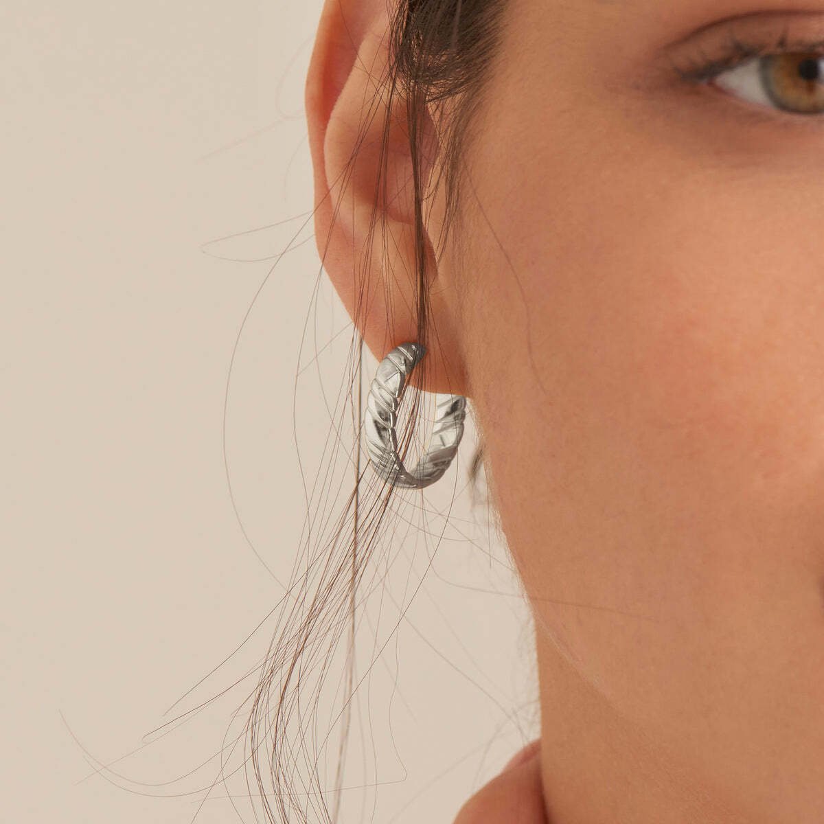 8 Artificial Earrings For Daily And Office Wear - Tradeindia