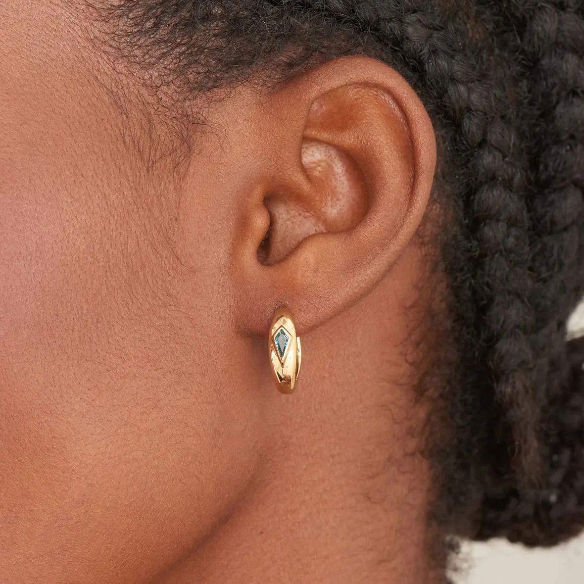 Product Description:Opt for on-trend chunky styling with these dome-shaped hoops, finished with just a touch of unique sparkle. The smooth hoop with teal green cubic zirconia earrings play with dimension and shimmer, complete with the collection’s signature faceted stone in the centre. Wear yours with simple studs or huggies to create a chunky new-season stack. • Material: 925 sterling silver with 14kt gold plating• Earring size: 17mmi• Weight: 4.5g TEAL SPARKLE DOME HOOP EARRINGS