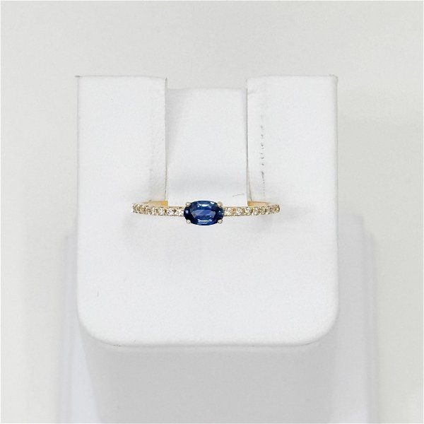 Closeup photo of Sapphire ring with diamonds set in band, 16 round diamonds 0.07ct, sapphire 0.38ct, 14ky