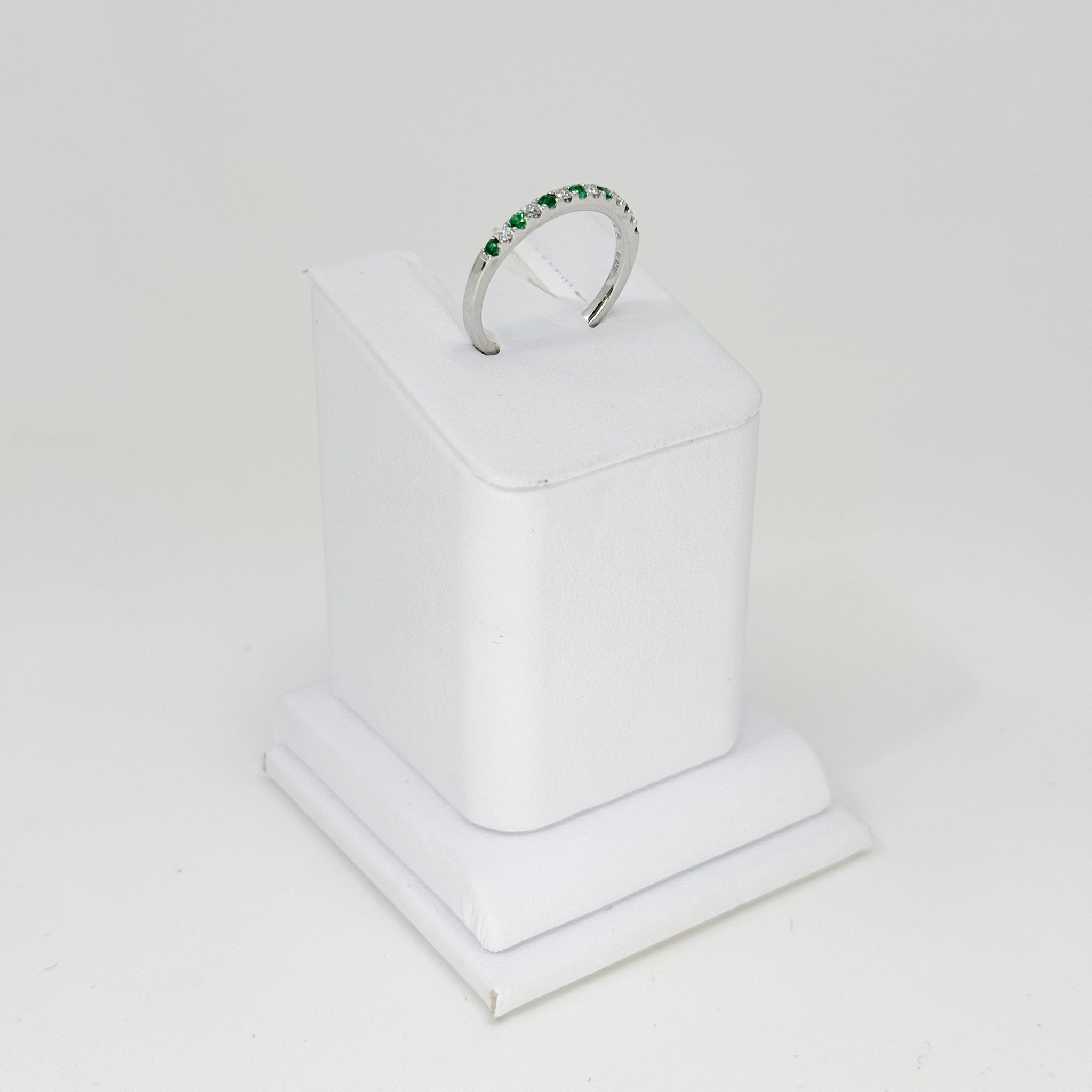 Alternating emerald and diamond band 7 emeralds 0.15ct, 6 round diamonds 0.11 ct, 14kw