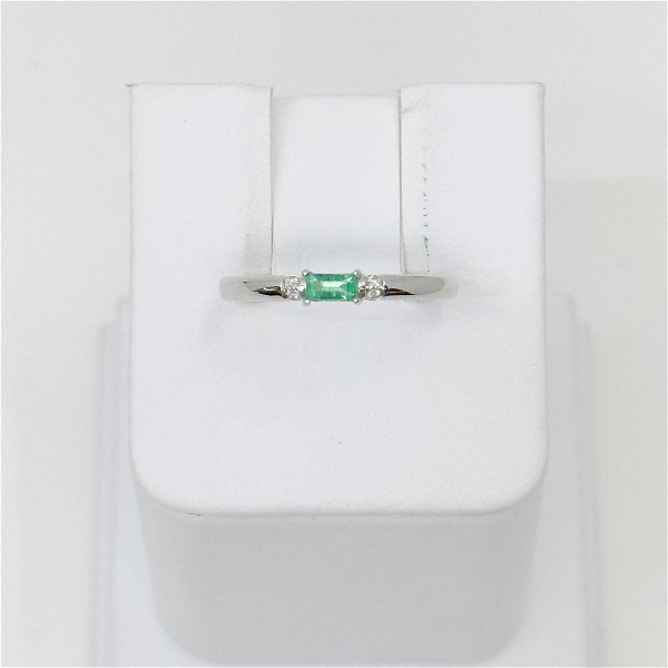 Closeup photo of Emerald Ring