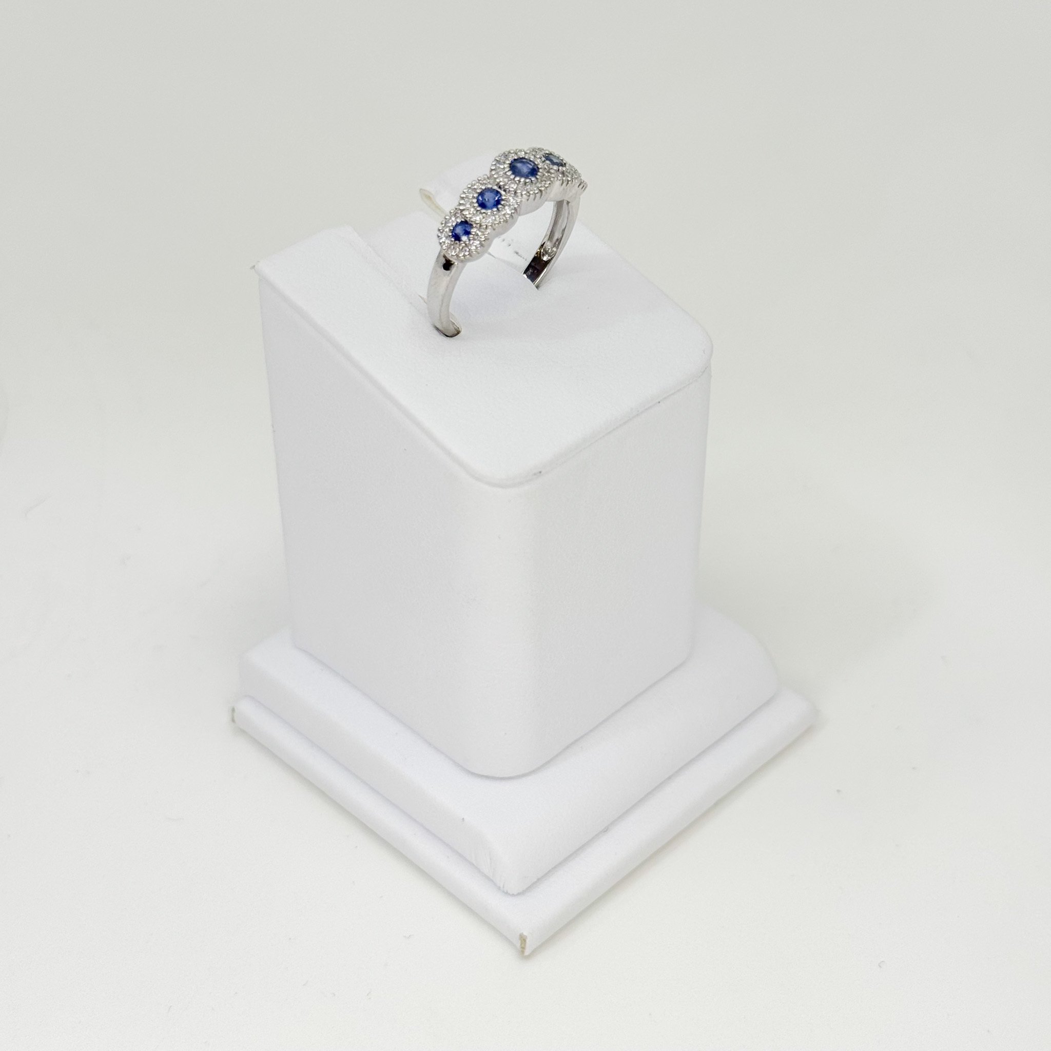 Sapphire and Diamond ring, 0.21ct diamond, 0.44ct sapphire