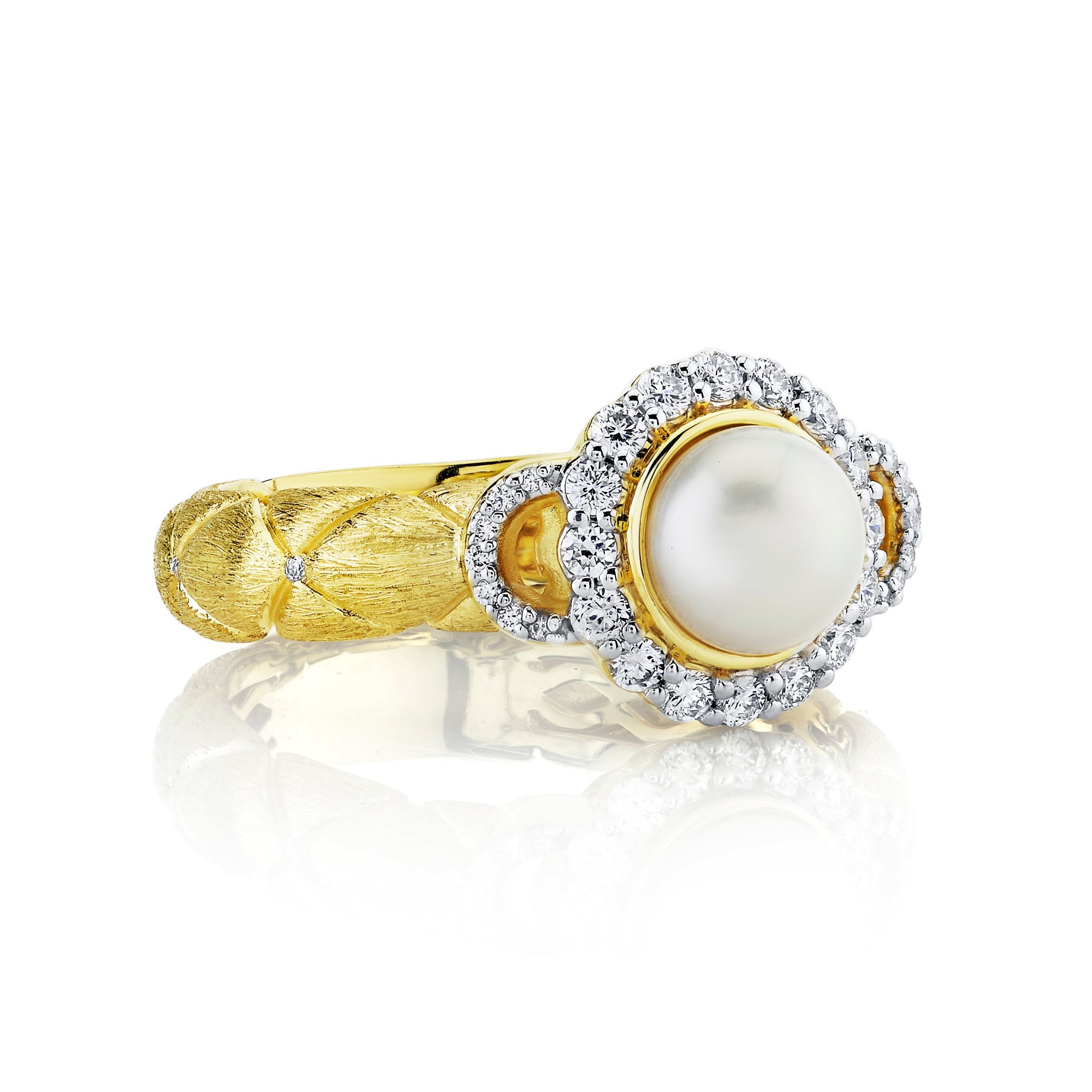 T PEARL RING WITH QUILTED SHANK AND WHITE DIAMOND DETAIL