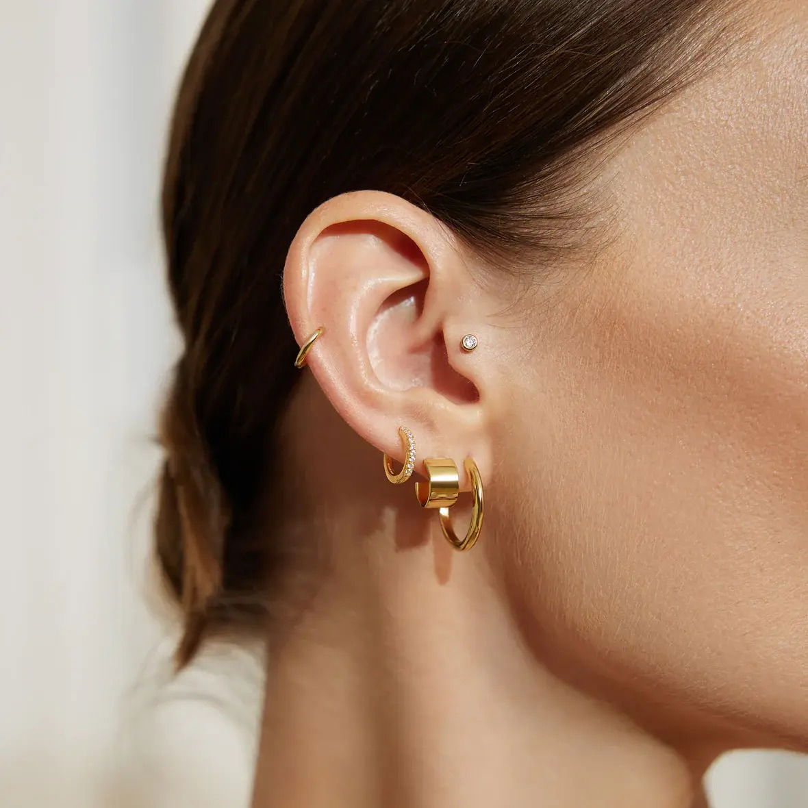 • Material: 925 Sterling Silver with 14kt Gold Plating• Earring Size: 10 x 6mm• Weight: 3.1g Gold Flat Small Huggie Hoop Earrings