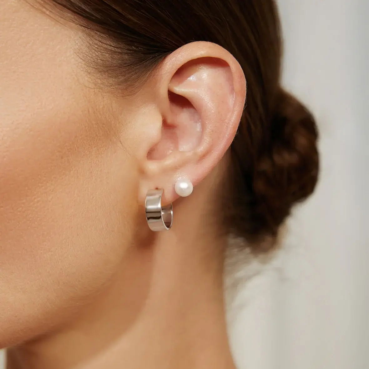 • Material: 925 Sterling Silver with Rhodium Plating• Earring Size: 16 x 6mm• Weight: 5.3g Silver Flat Medium Hoop Earrings