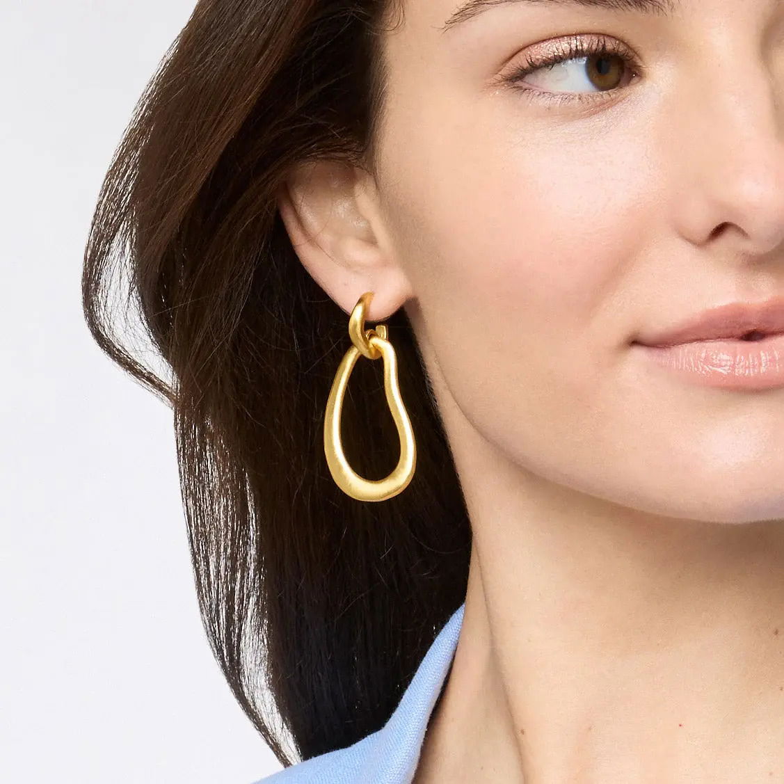 Airy, open golden oyster shells dance and dangle beneath curvaceous huggie hoops. Wave Doorknocker Earring