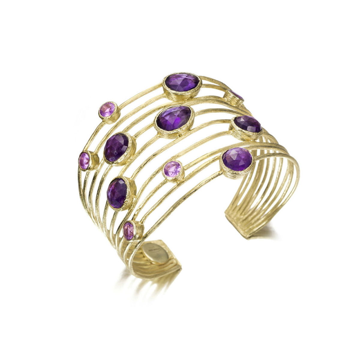 SHADE collection bracelet in textured Sterling Silver 925 with labradorite, amethyst and rose quartz. 18 kt Gold vermeilSterling Silver 92518 kt Gold VermeilGemstone:amethystWidth 41 mm SHADE Bracelet in Silver. 18k Gold Vermeil