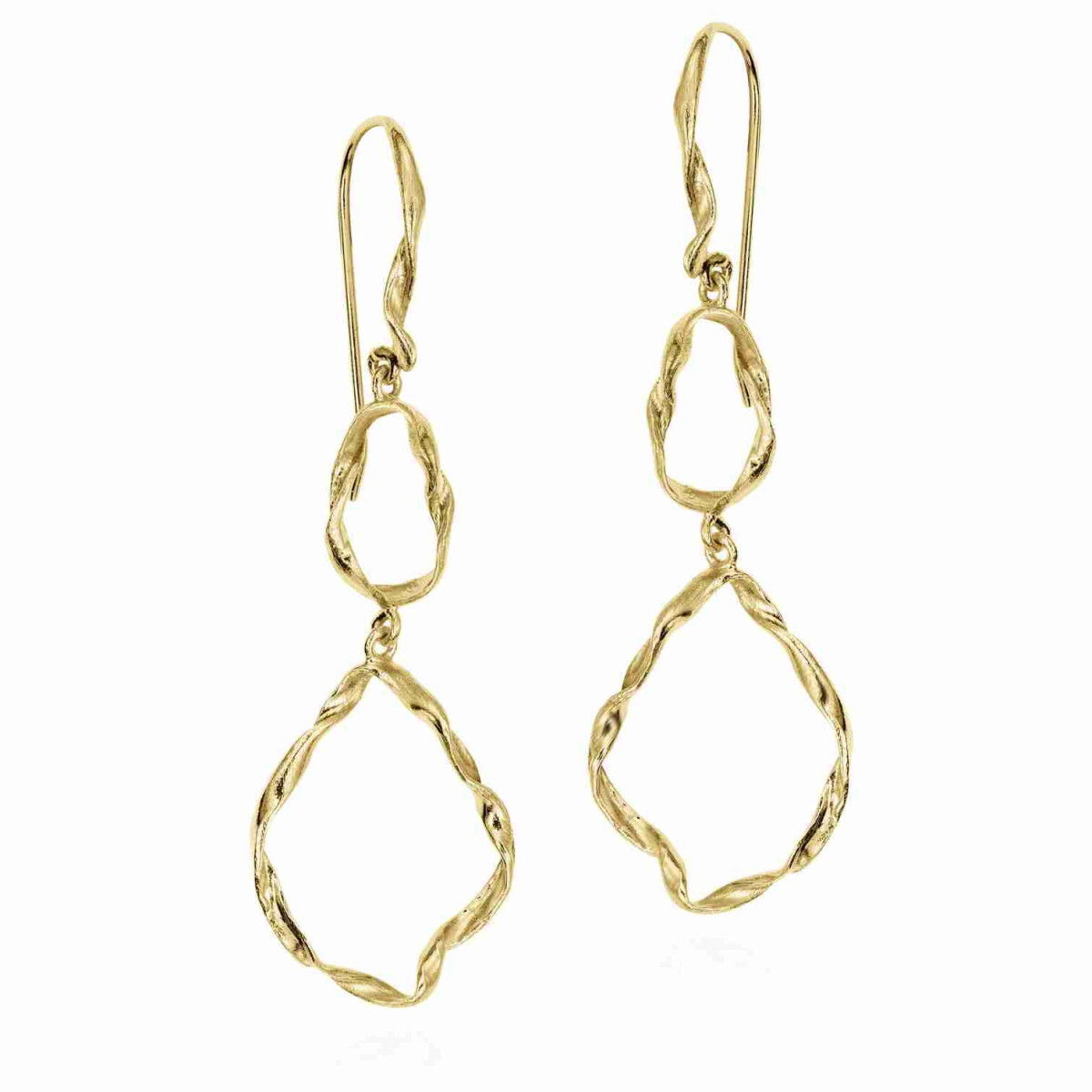 Hook earrings from the Rolling by Jorge Revilla collection, crafted in 925 sterling silver with 18k gold vermeil. They feature two irregular links of varying sizes creating a modern and natural design, standing out for their originality and style.This design reflects the inspiration of the Rolling collection, which celebrates freedom, the flow of movement, and the beauty found in the imperfection of nature.Metal: 925 sterling silver with 18k gold vermeilLength: 58 mmCollection: Rolling by Jorge Revilla Irregular hook earrings in sterling silver with 18k gold vermeil