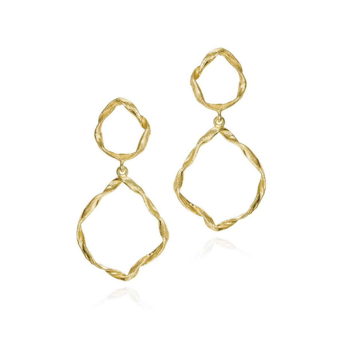 Pressed drop earrings from the Rolling by Jorge Revilla collection, crafted in 925 sterling silver with 18k gold vermeil and composed of two irregular links, one smaller than the other, offering an organic and contemporary design.Measuring 40 mm long, they combine lightness and movement, ideal for those seeking an elegant accessory that adds dynamism and personality to their style.Their design reflects the essence of Rolling, inspired by movement, freedom, and the beauty of nature, perfect for casual or special occasions.Metal: 925 sterling silver with 18k gold vermeilLength: 40 mmCollection: Rolling by Jorge Revilla Earrings with two irregular links in sterling silver with 18k gold vermeil
