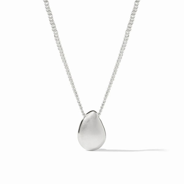 Closeup photo of WAVE DELICATE NECKLACE SILVER
