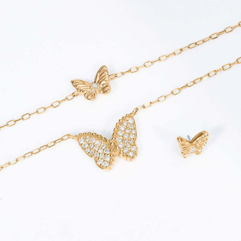 The Fable bracelet is a delicate and whimsical piece, featuring a graceful butterfly adorned with sparkling lab-grown diamond accents. It symbolizes transformation and beauty, offering a sustainable, elegant touch to any look. Perfect for those who cherish both nature-inspired design and ethical luxury. Product Details FABLE | Lab Grown Diamond Accent Butterfly Bracelet