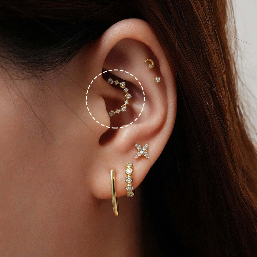 The Amara clicker features sleek, crescent-shaped designs adorned with high-quality lab-grown diamonds, set in secure bezel settings. This modern, versatile piece adds a touch of elegance to any look, perfect for cartilage or ear piercings. Product Details: Material: 14K Solid Gold Outer Diameter: 10.4 mm Inner Diamete AMARA | Bezel Half Moon Lab Grown Diamond Clicker – AURELIE GI