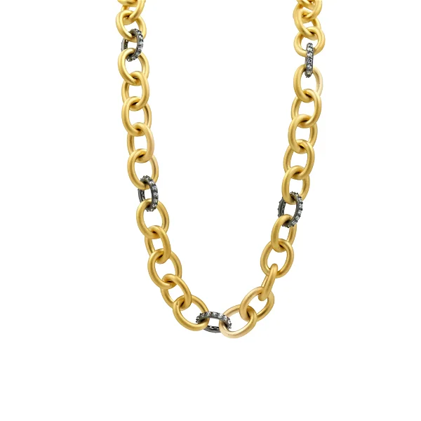 Closeup photo of Heavy Alternating Link Toggle Chain Necklace