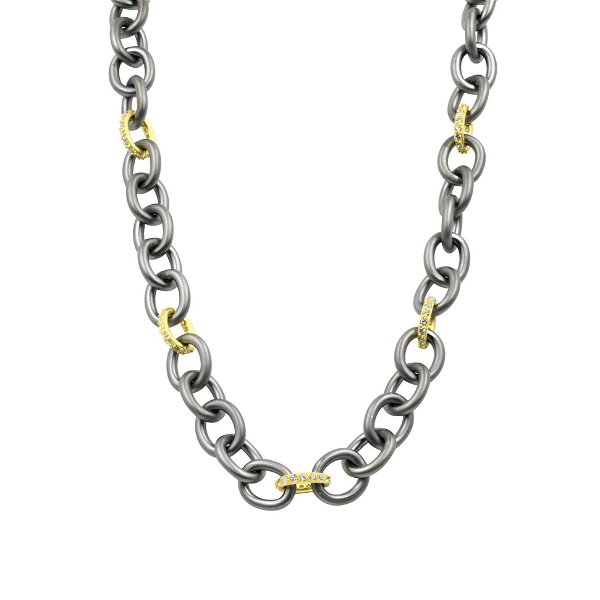Closeup photo of Heavy Alternating Chain Link Necklace