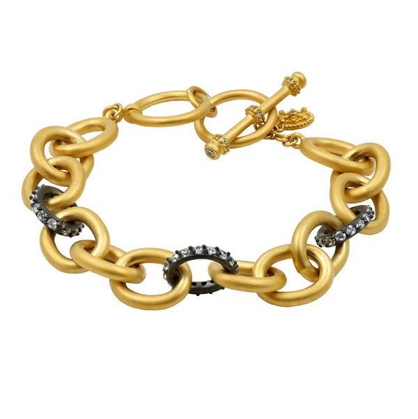 Closeup photo of Heavy Alternating Link Toggle Bracelet
