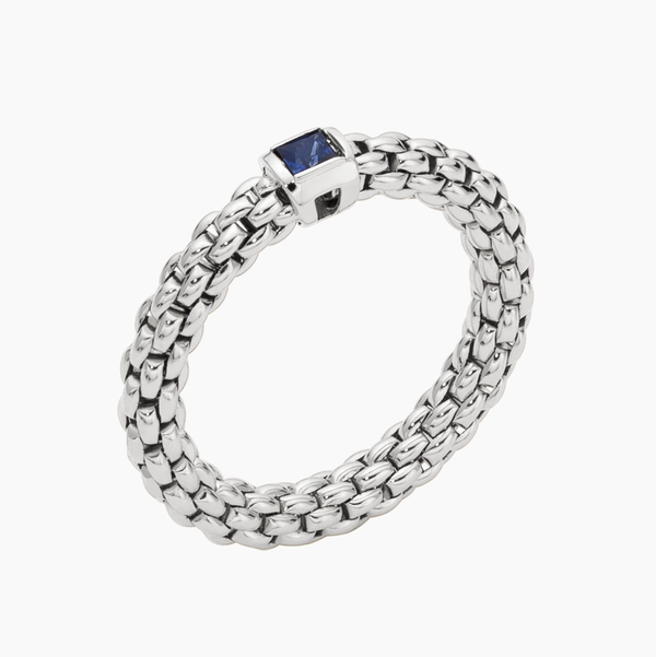 Closeup photo of SOULS Flex'It ring with single Blue Sapphire