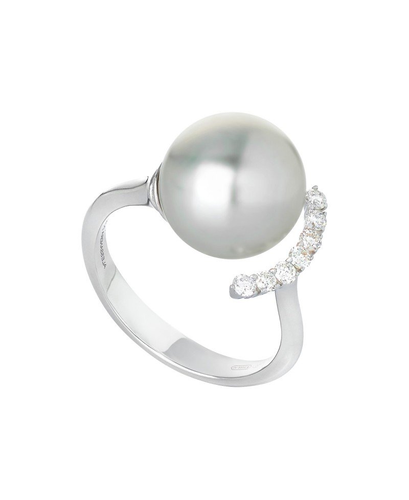 White South Sea Pearl Ring Framed with Diamonds